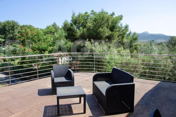 MAISON CONTEMPORAINE DE 260 M2 SUR TERRAIN ARBORE DE 1800 M2