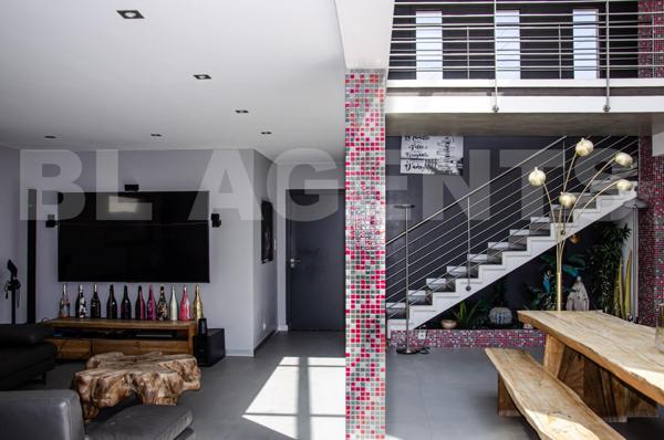 MAISON CONTEMPORAINE DE 260 M2 SUR TERRAIN ARBORE DE 1800 M2