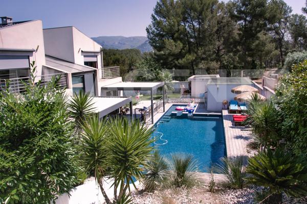 MAISON CONTEMPORAINE DE 260 M2 SUR TERRAIN ARBORE DE 1800 M2