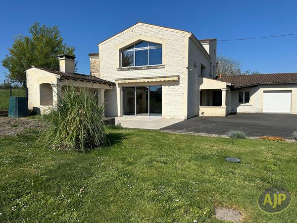 Vente maison Pons : 325 000 € - AJP Immobilier Pons