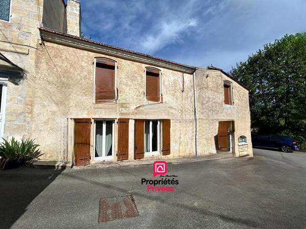 A Blaye plus précisément à Plassac : Maison  de village en pierre 149 m2 - Cuisine indépendante aménagée et équipée - Grand séjour -cheminée en pierre - 4 chambres - garage attenant - atelier- Port de Plaisance
