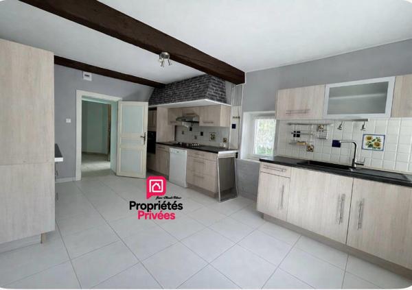 A Blaye plus précisément à Plassac : Maison  de village en pierre 149 m2 - Cuisine indépendante aménagée et équipée - Grand séjour -cheminée en pierre - 4 chambres - garage attenant - atelier- Port de Plaisance