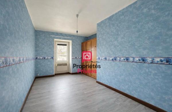 A Blaye plus précisément à Plassac : Maison  de village en pierre 149 m2 - Cuisine indépendante aménagée et équipée - Grand séjour -cheminée en pierre - 4 chambres - garage attenant - atelier- Port de Plaisance