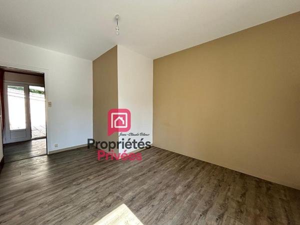 A Blaye plus précisément à Plassac : Maison  de village en pierre 149 m2 - Cuisine indépendante aménagée et équipée - Grand séjour -cheminée en pierre - 4 chambres - garage attenant - atelier- Port de Plaisance