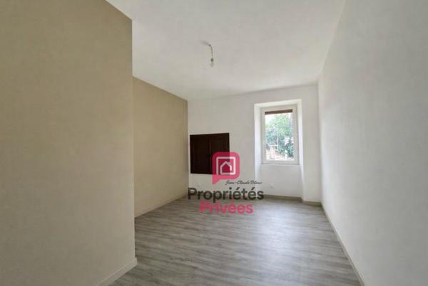 A Blaye plus précisément à Plassac : Maison  de village en pierre 149 m2 - Cuisine indépendante aménagée et équipée - Grand séjour -cheminée en pierre - 4 chambres - garage attenant - atelier- Port de Plaisance
