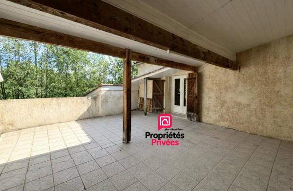 A Blaye plus précisément à Plassac : Maison  de village en pierre 149 m2 - Cuisine indépendante aménagée et équipée - Grand séjour -cheminée en pierre - 4 chambres - garage attenant - atelier- Port de Plaisance