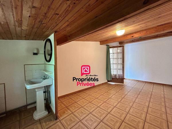 A Blaye plus précisément à Plassac : Maison  de village en pierre 149 m2 - Cuisine indépendante aménagée et équipée - Grand séjour -cheminée en pierre - 4 chambres - garage attenant - atelier- Port de Plaisance