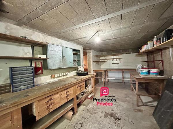 A Blaye plus précisément à Plassac : Maison  de village en pierre 149 m2 - Cuisine indépendante aménagée et équipée - Grand séjour -cheminée en pierre - 4 chambres - garage attenant - atelier- Port de Plaisance
