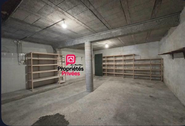 A Blaye plus précisément à Plassac : Maison  de village en pierre 149 m2 - Cuisine indépendante aménagée et équipée - Grand séjour -cheminée en pierre - 4 chambres - garage attenant - atelier- Port de Plaisance