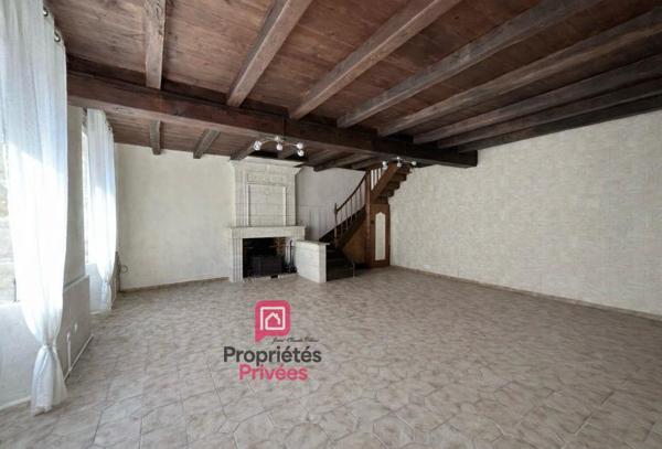 A Blaye plus précisément à Plassac : Maison  de village en pierre 149 m2 - Cuisine indépendante aménagée et équipée - Grand séjour -cheminée en pierre - 4 chambres - garage attenant - atelier- Port de Plaisance