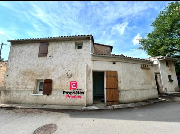 A Blaye plus précisément à Plassac : Maison  de village en pierre 149 m2 - Cuisine indépendante aménagée et équipée - Grand séjour -cheminée en pierre - 4 chambres - garage attenant - atelier- Port de Plaisance