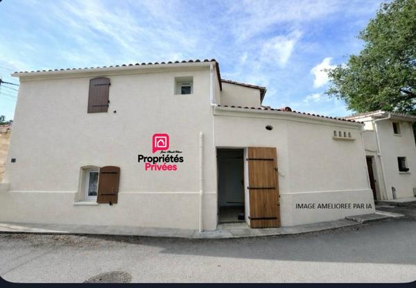 A Blaye plus précisément à Plassac : Maison  de village en pierre 149 m2 - Cuisine indépendante aménagée et équipée - Grand séjour -cheminée en pierre - 4 chambres - garage attenant - atelier- Port de Plaisance