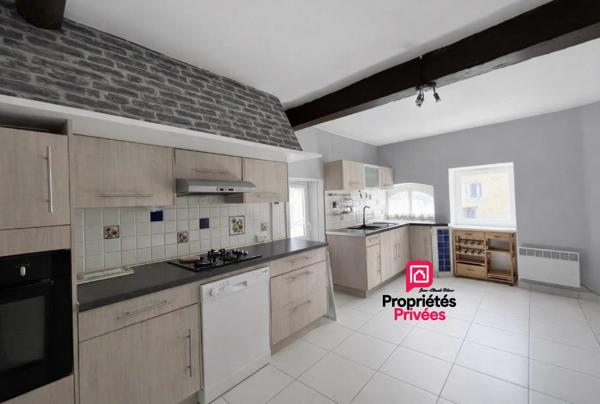 A Blaye plus précisément à Plassac : Maison  de village en pierre 149 m2 - Cuisine indépendante aménagée et équipée - Grand séjour -cheminée en pierre - 4 chambres - garage attenant - atelier- Port de Plaisance