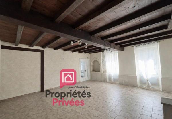 A Blaye plus précisément à Plassac : Maison  de village en pierre 149 m2 - Cuisine indépendante aménagée et équipée - Grand séjour -cheminée en pierre - 4 chambres - garage attenant - atelier- Port de Plaisance