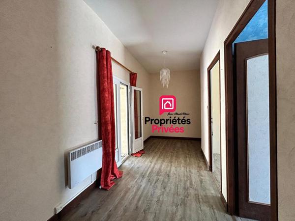 A Blaye plus précisément à Plassac : Maison  de village en pierre 149 m2 - Cuisine indépendante aménagée et équipée - Grand séjour -cheminée en pierre - 4 chambres - garage attenant - atelier- Port de Plaisance