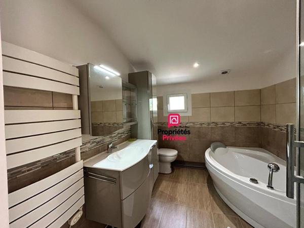 A Blaye plus précisément à Plassac : Maison  de village en pierre 149 m2 - Cuisine indépendante aménagée et équipée - Grand séjour -cheminée en pierre - 4 chambres - garage attenant - atelier- Port de Plaisance