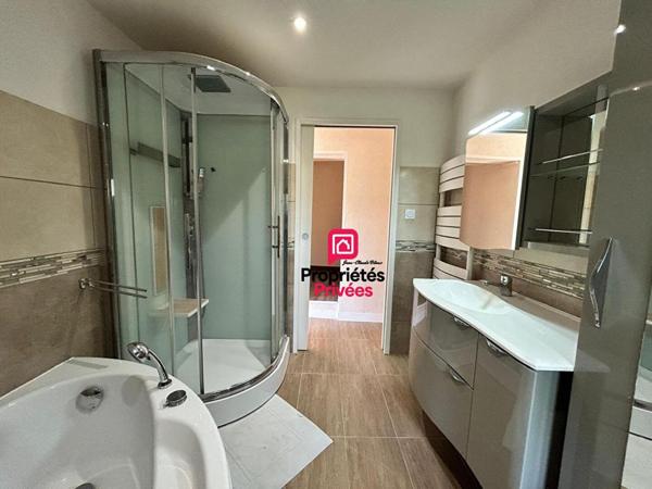 A Blaye plus précisément à Plassac : Maison  de village en pierre 149 m2 - Cuisine indépendante aménagée et équipée - Grand séjour -cheminée en pierre - 4 chambres - garage attenant - atelier- Port de Plaisance