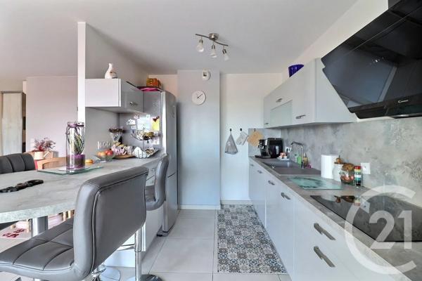 Appartement T3 à vendre  3 pièces - 92,31 m 2   FREJUS  - 83