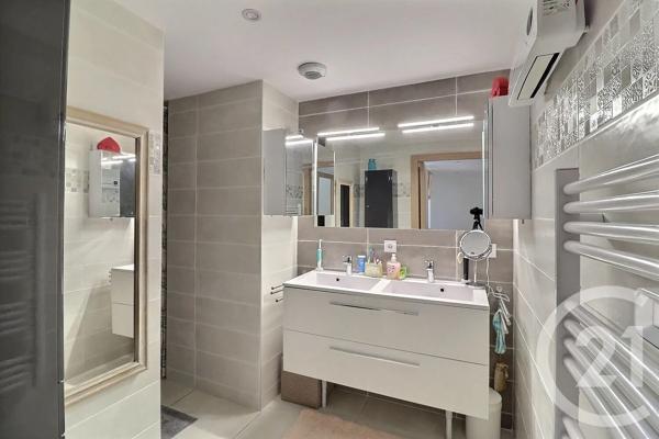 Appartement T3 à vendre  3 pièces - 92,31 m 2   FREJUS  - 83
