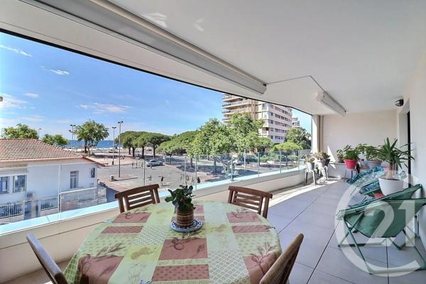 Appartement T3 à vendre  3 pièces - 92,31 m 2   FREJUS  - 83