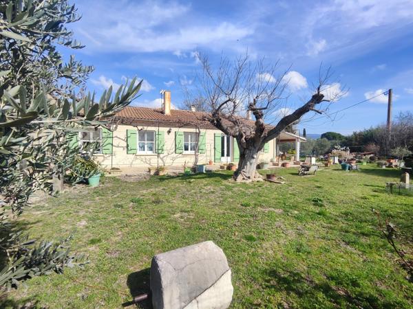 Cucuron, villa de plain pied avec T2 indépendant