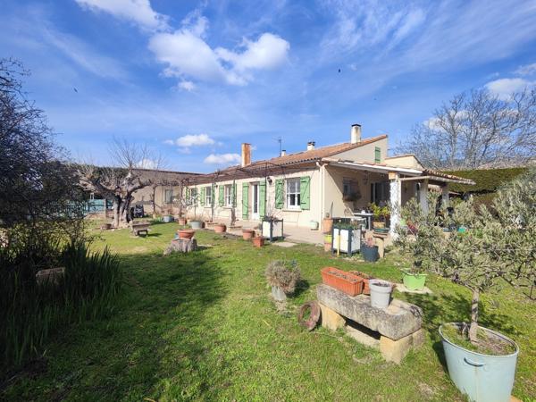 Cucuron, villa de plain pied avec T2 indépendant