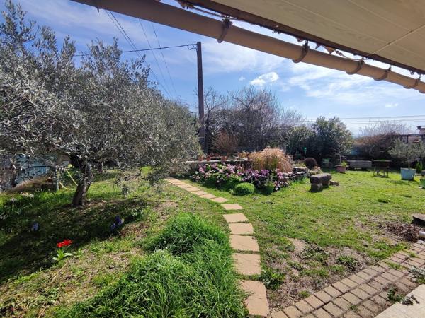 Cucuron, villa de plain pied avec T2 indépendant