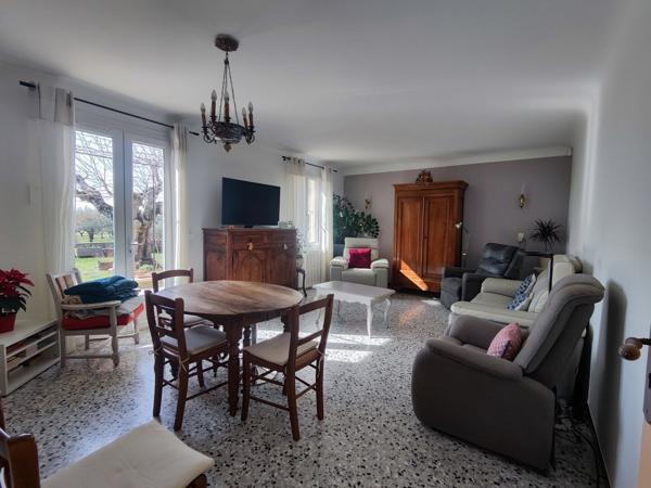 Cucuron, villa de plain pied avec T2 indépendant