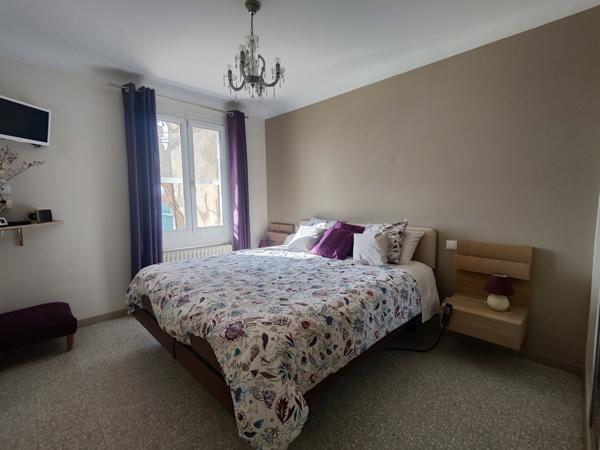 Cucuron, villa de plain pied avec T2 indépendant