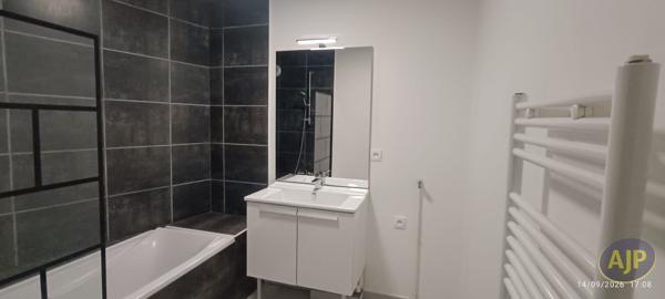Appartement à louer Pessac : 4 pièces, 84m² avec 3 chambre(s) à 1 460€ - AJP Immobilier Pessac