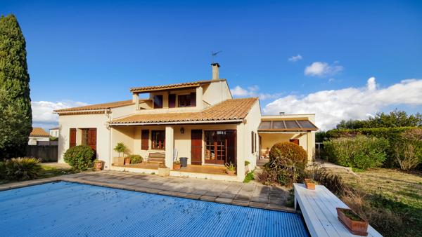 Uzès (30700) Centre ville d'Uzès à pied .A vendre maison familiale avec piscine.