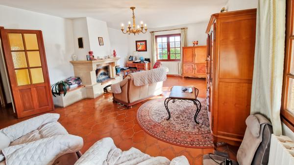 Uzès (30700) Centre ville d'Uzès à pied .A vendre maison familiale avec piscine.