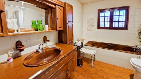 Uzès (30700) Centre ville d'Uzès à pied .A vendre maison familiale avec piscine.