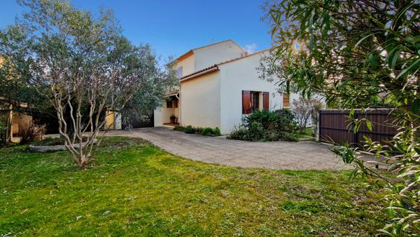 Uzès (30700) Centre ville d'Uzès à pied .A vendre maison familiale avec piscine.