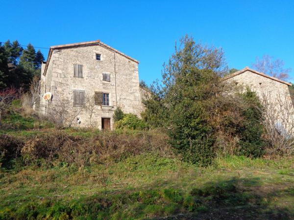 Ardèche verte, rare ferme 125 m² avec dépendances