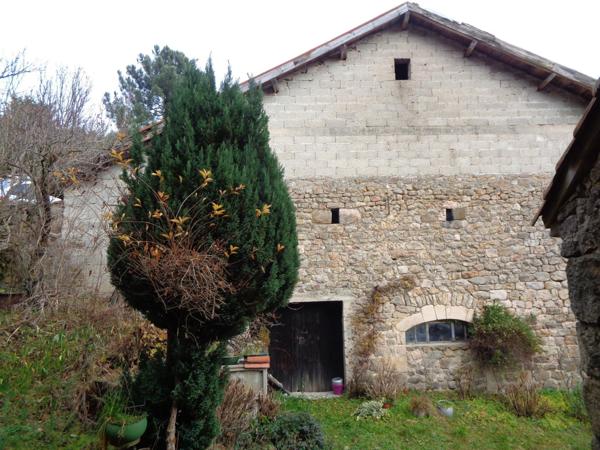 Ardèche verte, rare ferme 125 m² avec dépendances