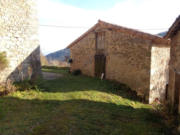 Ardèche verte, rare ferme 125 m² avec dépendances