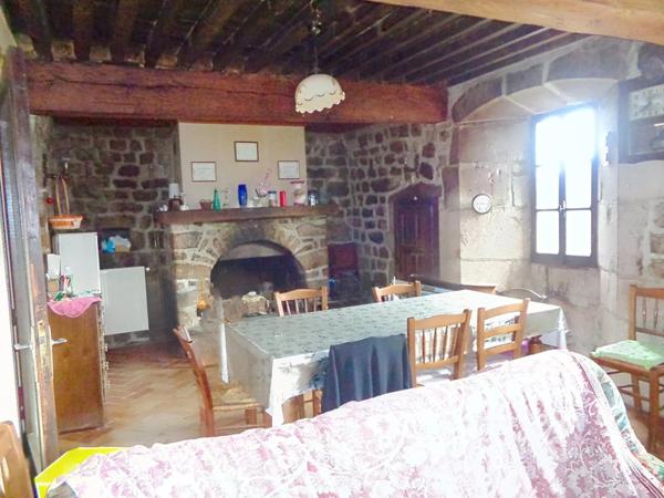 Ardèche verte, rare ferme 125 m² avec dépendances