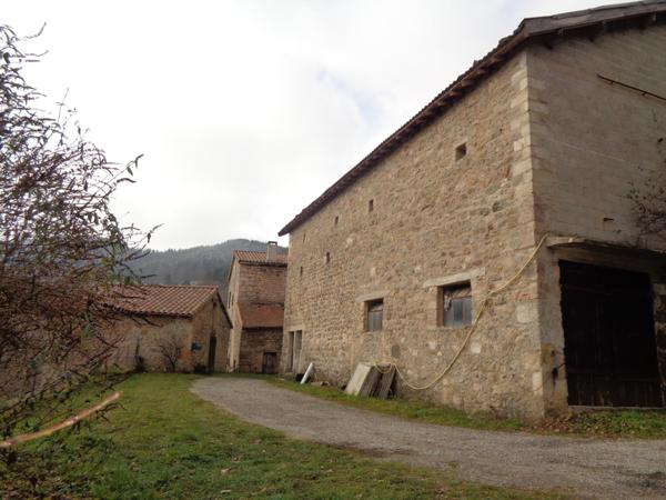 Ardèche verte, rare ferme 125 m² avec dépendances