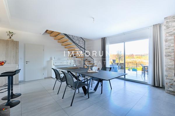 Menskirch (57320) Maison contemporaine 153 m² – 5 chambres – Terrain de 30 ares avec étang