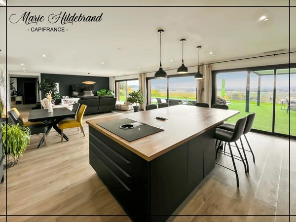 PROPRIÉTÉ CONTEMPORAINE – VUE DOMINANTE, PARC DE PRÈS D’1 HECTARE & PISCINE