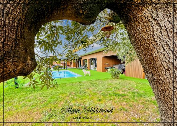 PROPRIÉTÉ CONTEMPORAINE – VUE DOMINANTE, PARC DE PRÈS D’1 HECTARE & PISCINE