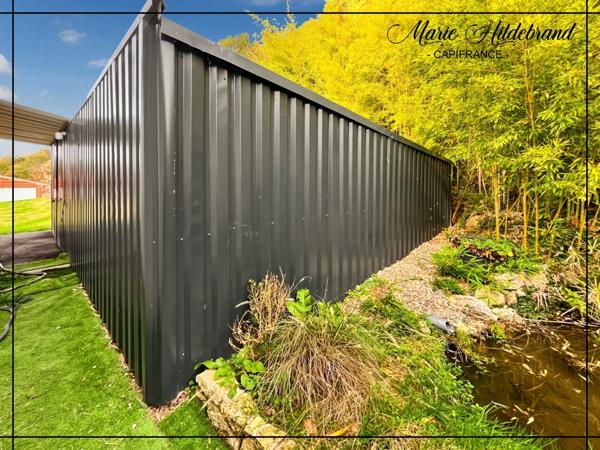 PROPRIÉTÉ CONTEMPORAINE – VUE DOMINANTE, PARC DE PRÈS D’1 HECTARE & PISCINE