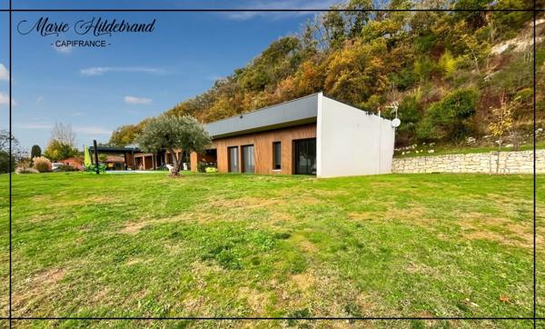 PROPRIÉTÉ CONTEMPORAINE – VUE DOMINANTE, PARC DE PRÈS D’1 HECTARE & PISCINE