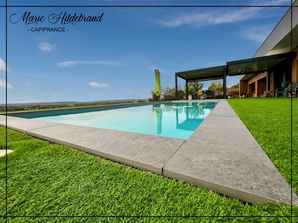 PROPRIÉTÉ CONTEMPORAINE – VUE DOMINANTE, PARC DE PRÈS D’1 HECTARE & PISCINE