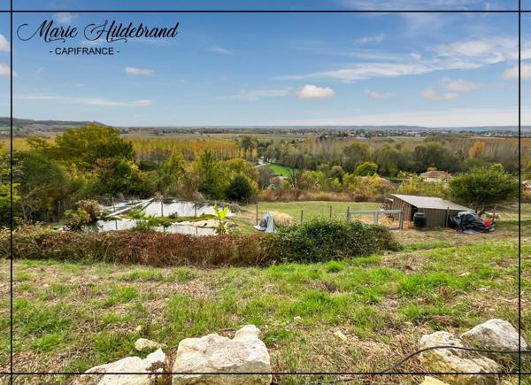 PROPRIÉTÉ CONTEMPORAINE – VUE DOMINANTE, PARC DE PRÈS D’1 HECTARE & PISCINE