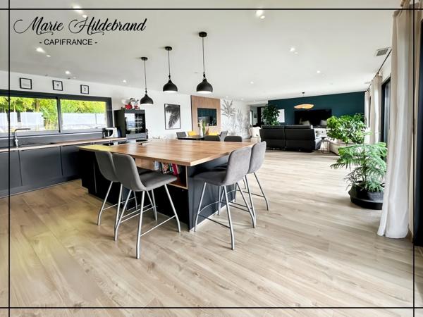 PROPRIÉTÉ CONTEMPORAINE – VUE DOMINANTE, PARC DE PRÈS D’1 HECTARE & PISCINE