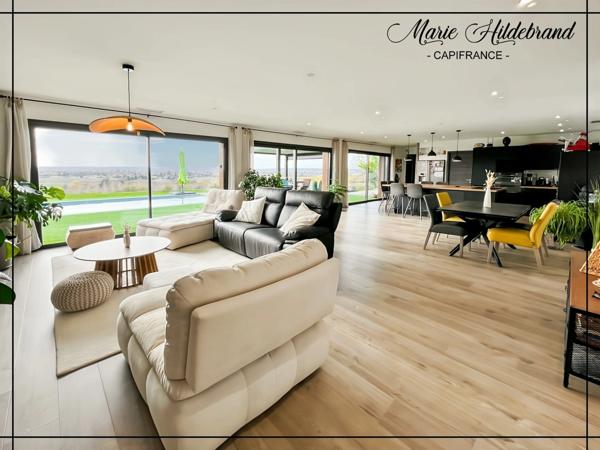 PROPRIÉTÉ CONTEMPORAINE – VUE DOMINANTE, PARC DE PRÈS D’1 HECTARE & PISCINE