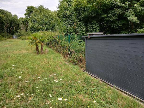 Limetz villez, vends terrain de loisirs de 1000m² environ avec abri de jardin.