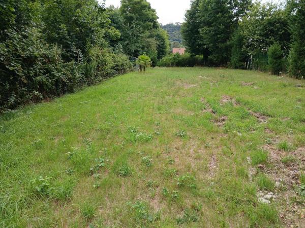 Limetz villez, vends terrain de loisirs de 1000m² environ avec abri de jardin.